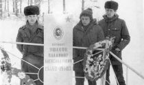 Однополчане на могиле друга 