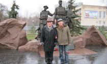 В.Плотников и Б.Сопин у Памятника 