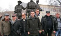 Запорожцы у Памятника 